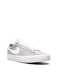 graue Wildleder niedrige Sneakers von Nike