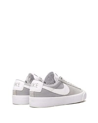 graue Wildleder niedrige Sneakers von Nike