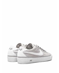 graue Wildleder niedrige Sneakers von Nike