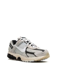 graue Wildleder niedrige Sneakers von Nike