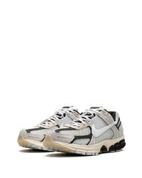 graue Wildleder niedrige Sneakers von Nike