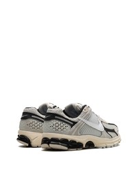 graue Wildleder niedrige Sneakers von Nike