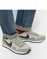 graue Wildleder Turnschuhe von Nike