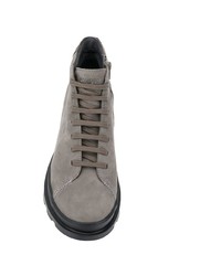 graue Wildlederarbeitsstiefel von Camper