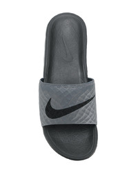 graue Zehensandalen von Nike