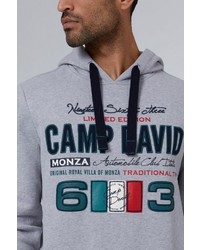 grauer bedruckter Pullover mit einem Kapuze von Camp David