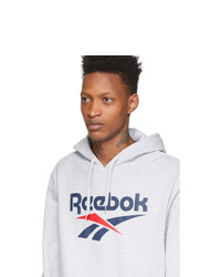 grauer bedruckter Pullover mit einem Kapuze von Reebok Classics