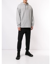 grauer bedruckter Pullover mit einem Kapuze von Wooyoungmi