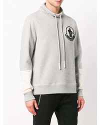 grauer bedruckter Pullover mit einem Kapuze von Moncler