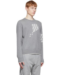 grauer bedruckter Pullover mit einem Rundhalsausschnitt von Thom Browne