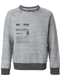 grauer bedruckter Pullover mit einem Rundhalsausschnitt