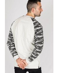 grauer bedruckter Pullover mit einem Rundhalsausschnitt von Tuffskull