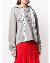 grauer bedruckter Pullover mit einer Kapuze von Mira Mikati