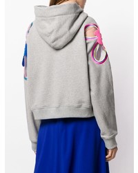 grauer bedruckter Pullover mit einer Kapuze von Mira Mikati