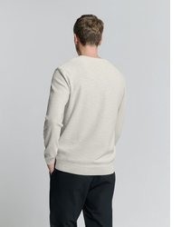 grauer bestickter Pullover mit einem Rundhalsausschnitt von NO EXCESS