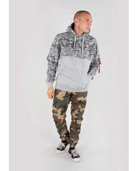 grauer Camouflage Pullover mit einem Kapuze von Alpha Industries