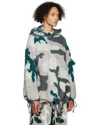 grauer Camouflage Pullover mit einem Kapuze von Isa Boulder