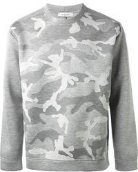 grauer Camouflage Pullover mit einem Rundhalsausschnitt