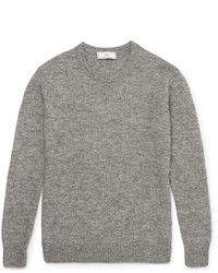 grauer flauschiger Pullover mit einem Rundhalsausschnitt