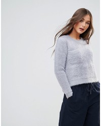 grauer flauschiger Pullover mit einem Rundhalsausschnitt