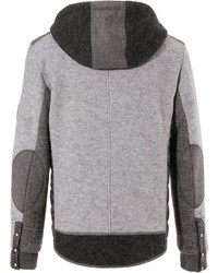 grauer Fleece-Pullover mit einem Kapuze von ALMGWAND