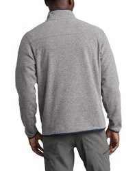 grauer Fleece-Pullover mit einem zugeknöpften Kragen von Eddie Bauer