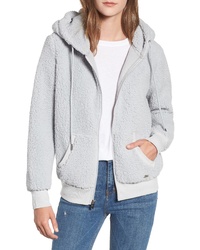grauer Fleece-Pullover mit einer Kapuze