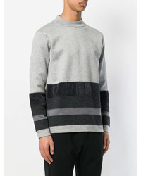 grauer horizontal gestreifter Pullover mit einem Rundhalsausschnitt von White Mountaineering