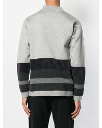 grauer horizontal gestreifter Pullover mit einem Rundhalsausschnitt von White Mountaineering