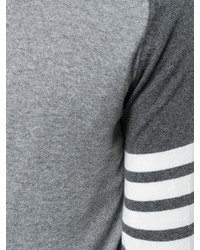 grauer horizontal gestreifter Pullover mit einem Rundhalsausschnitt von Thom Browne