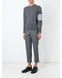 grauer horizontal gestreifter Pullover mit einem Rundhalsausschnitt von Thom Browne