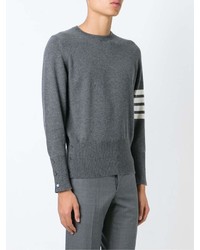 grauer horizontal gestreifter Pullover mit einem Rundhalsausschnitt von Thom Browne