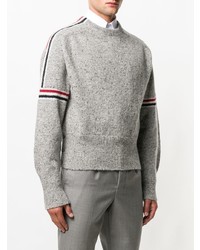 grauer horizontal gestreifter Pullover mit einem Rundhalsausschnitt von Thom Browne