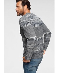 grauer horizontal gestreifter Pullover mit einem Rundhalsausschnitt von mans world