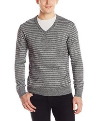 grauer horizontal gestreifter Pullover mit einem V-Ausschnitt