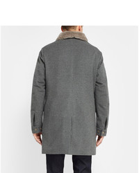 grauer Mantel mit einem Pelzkragen von Loro Piana