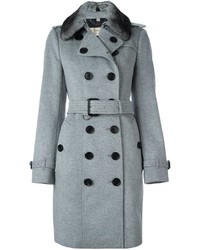 grauer Mantel mit einem Pelzkragen von Burberry