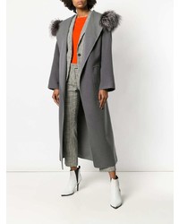 grauer Mantel mit einem Pelzkragen von Manzoni 24