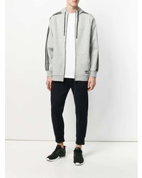 grauer Pullover mit einem Kapuze von adidas