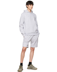 grauer Pullover mit einem Kapuze von Lacoste