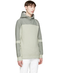 grauer Pullover mit einem Kapuze von Tim Coppens