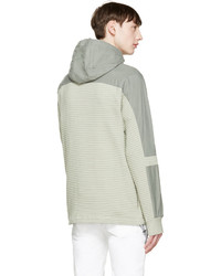 grauer Pullover mit einem Kapuze von Tim Coppens