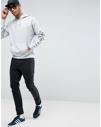 grauer Pullover mit einem Kapuze von adidas