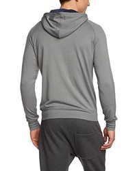 grauer Pullover mit einem Kapuze