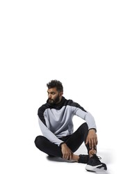 grauer Pullover mit einem Kapuze von Reebok