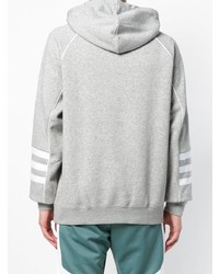 grauer Pullover mit einem Kapuze von adidas