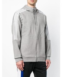 grauer Pullover mit einem Kapuze von adidas