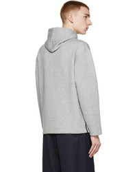 grauer Pullover mit einem Kapuze von Etudes Studio