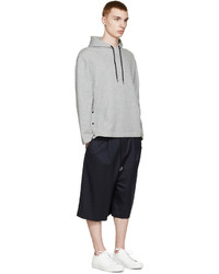 grauer Pullover mit einem Kapuze von Etudes Studio