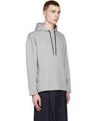 grauer Pullover mit einem Kapuze von Etudes Studio